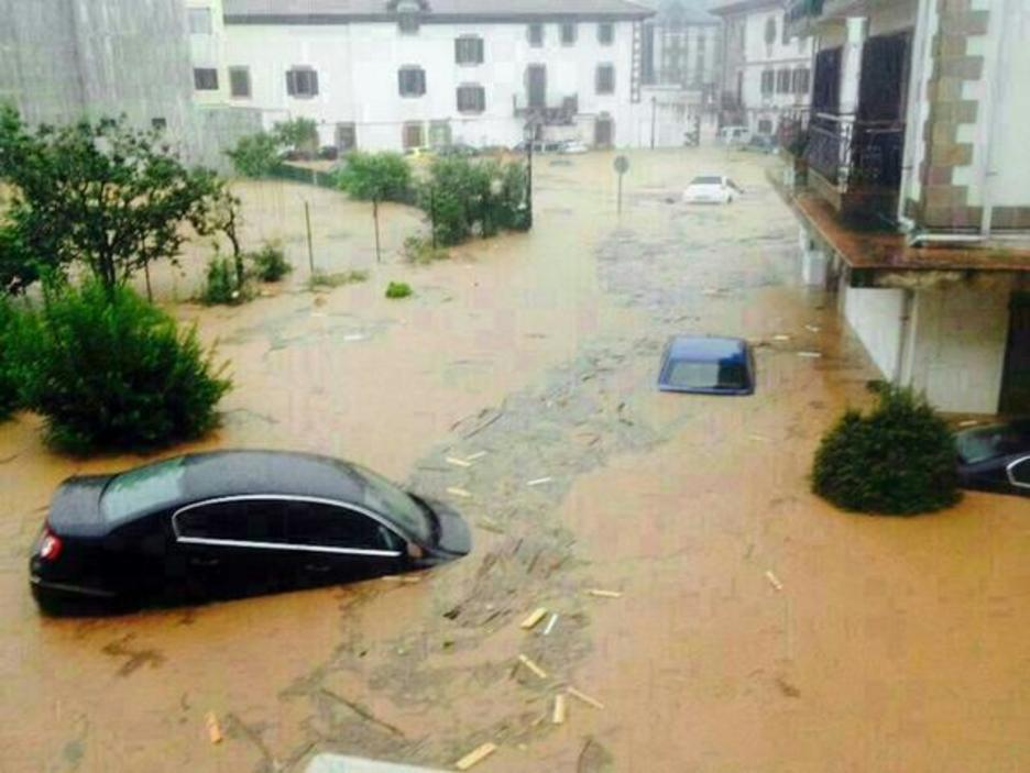 Los coches totalmente inundados. (@ketxusdominguez)