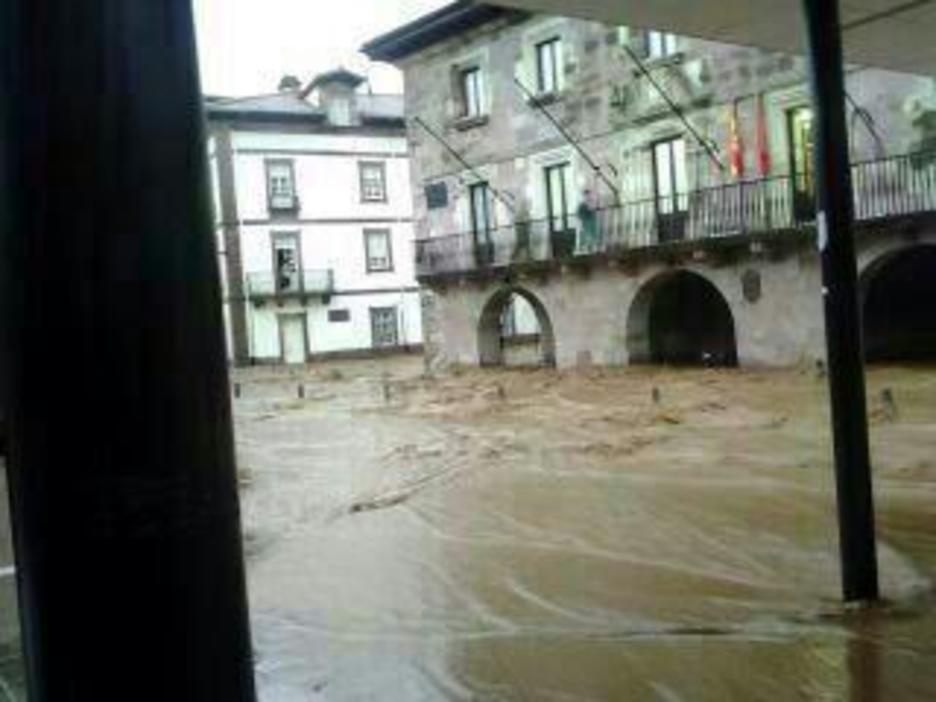El agua ha llegado hasta el Ayuntamiento. (@Ketxusdominguez)