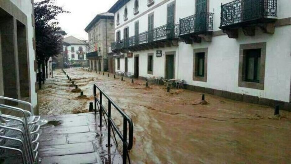 Otra de las calles de la localidad, también bajo el agua. (@ketxusdominguez)