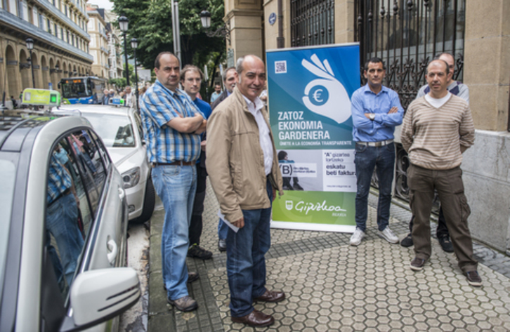Martin Garitano posa junto a algunos de los taxistas participantes en la campaña. (Gorka RUBIO / ARGAZKI PRESS)