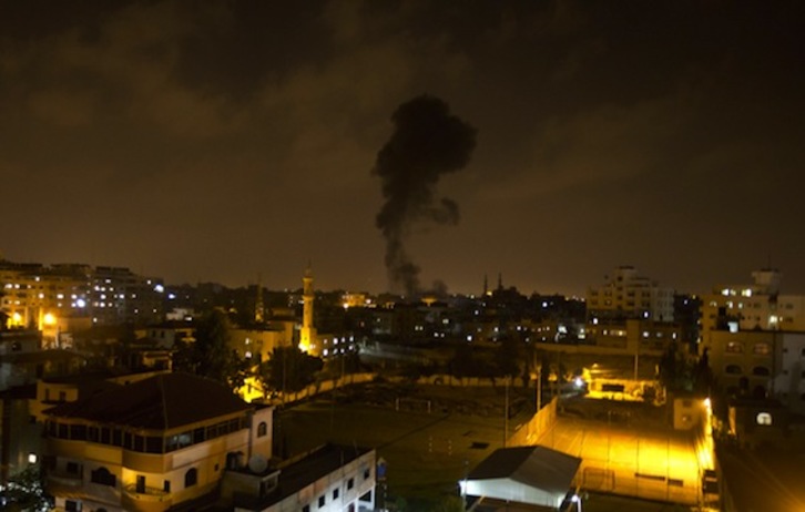 Una columna de humo tras el ataque aéreo contra Gaza. (Mahmud HAMS/AFP PHOTO)