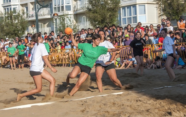 Partido de balonmano playa disputado en 2013 en Zarautz. (Gorka RUBIO/ARGAZKI PRESS)