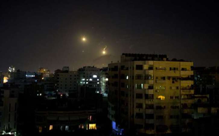 Proyectiles israelíes caen sobre la ciudad de Gaza. (Mahmud HAMS/AFP)