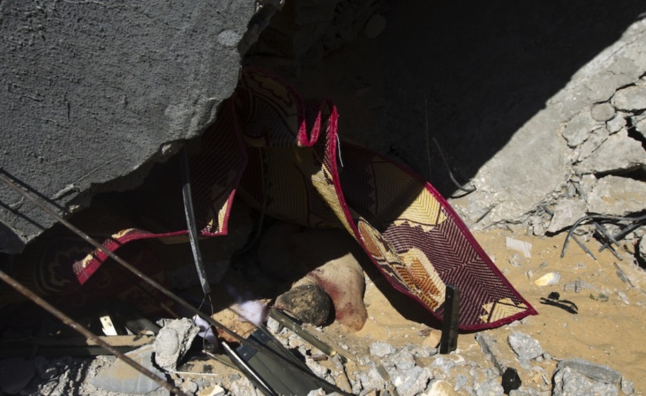 La ofensiva israelí sigue causando más víctimas; en la imagen, el cuerpo de un hombre bajo los escombros. (Mahmud HAMS/AFP)