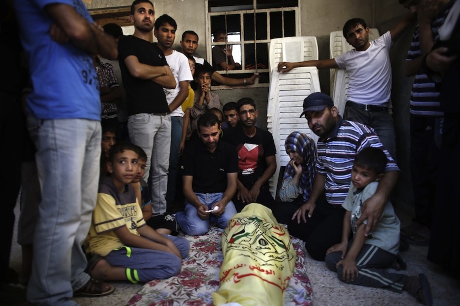 Un grupo de personas vela el cadáver de un familiar en Khan Yunis. (Thomas COEX/AFP)