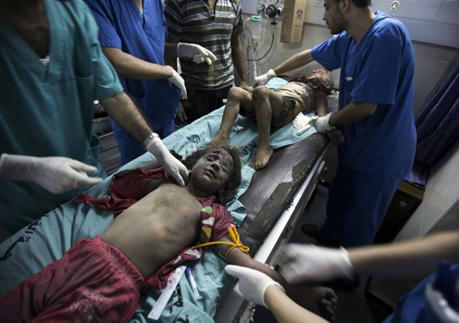 Niños heridos son atendidos por servicios médicos gazatíes. (Mohammed ABED/AFP)