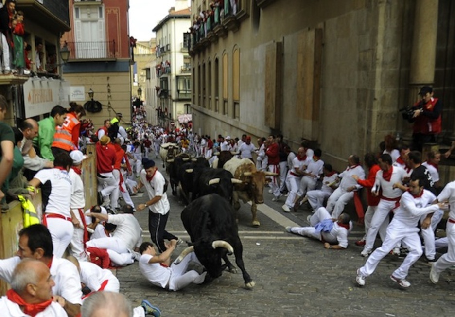 Un toro adelantado en la Cuesta de Santo Domingo ha generado bastantes problemas a los corredores. (Rafa RIVAS/AFP PHOTO)