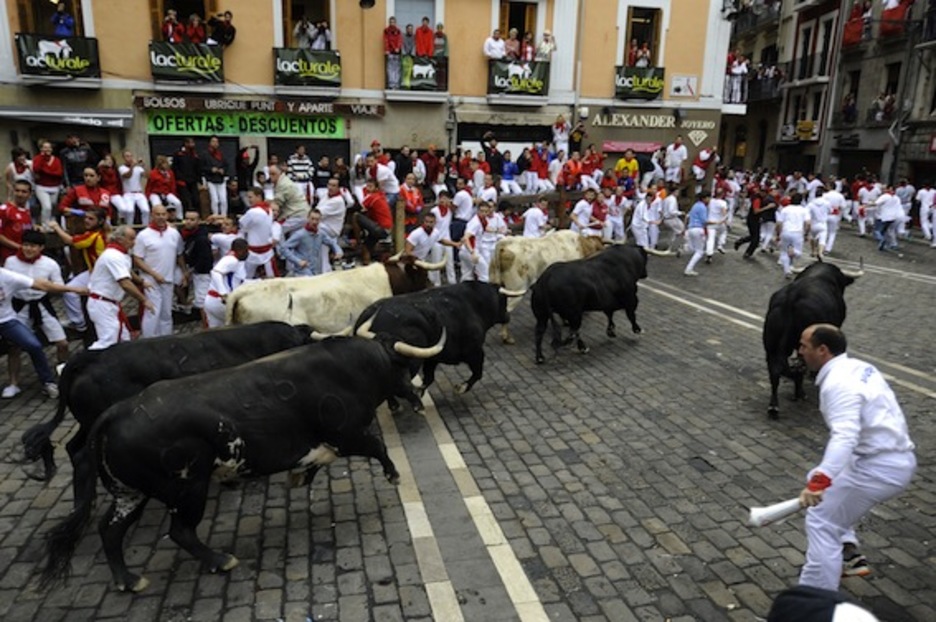 La manada, a su paso por la Plaza del Ayuntamiento. (Rafa RIVAS/AFP PHOTO)