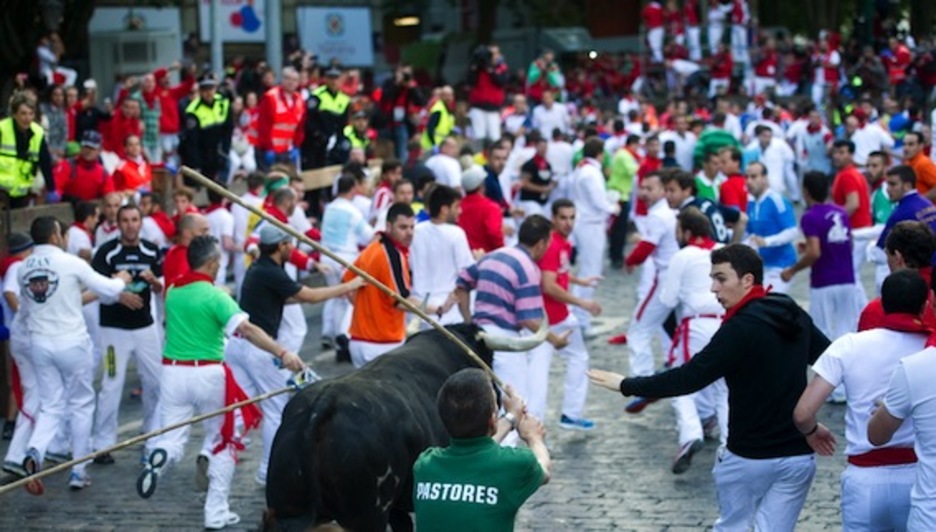 Los pastores tratan de conducir al toro hacia la plaza. (Jagoba MANTEROLA/ARGAZKI PRESS)