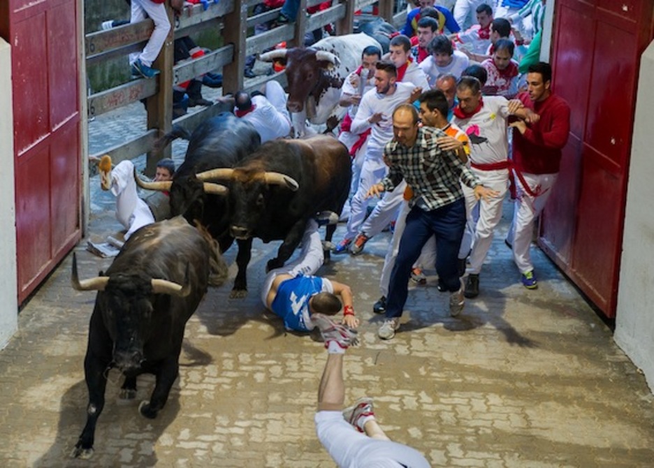 La entrada a la plaza de toros también ha sido muy accidentada, con numerosos mozos caídos en el suelo. (Juanan RUIZ/ARGAZKI PRESS)