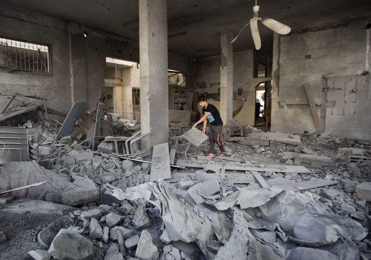 Interior de un local destrozado tras uno de los ataques de Israel en Gaza. (Mohammed ABED / AFP PHOTO) 