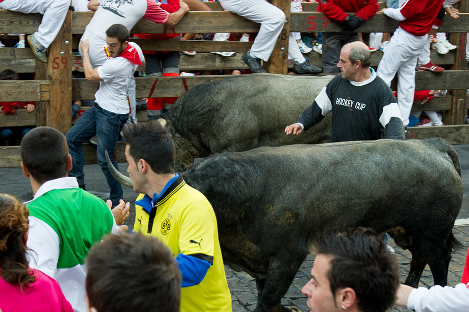 El toro inicia la embestida contra el corredor. (Iñigo URIZ / ARGAZKI PRESS)