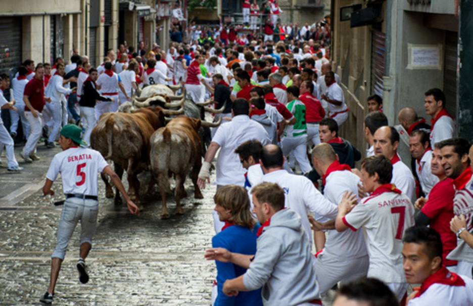 La carrera en la zona del Ayuntamiento. (Iñigo URIZ/ARGAZKI PRESS)
