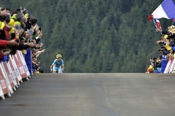 Nibali llega en solitario a la meta de La Planche des Belles Filles. (Jeff PACHOUD / AFP PHOTO) 