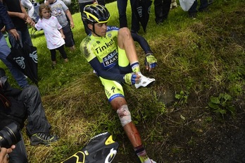 Contador, con su rodilla derecha vendada y sangre en la pierna tras su caída. (Lionel BONAVENTURE / AFP PHOTO)