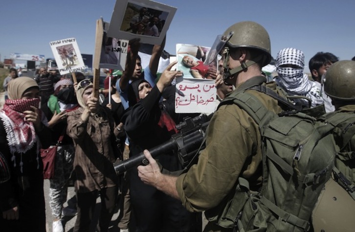 Protesta palestina ante soldados israelíes cerca de Nablus. (Jaafar ASHTIYEH / AFP PHOTO)