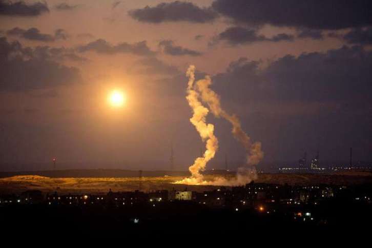 Proyectiles israelíes siguen cayendo sobre Gaza. (Menahem KAHANA/AFP)