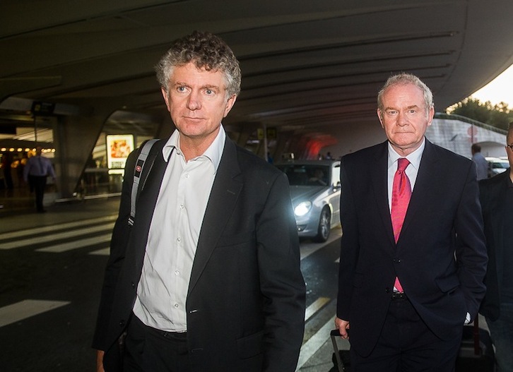 Powell y McGuinnes, en el aeropuerto de Loiu. (Luis JAUREGIALTZO / ARGAZKI PRESS)