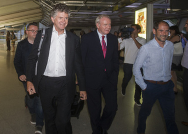 Paul Ríos, en el aeropuerto de Loiu junto a Powell y McGuinnes. (Luis JAUREGIALTZO / ARGAZKI PRESS)
