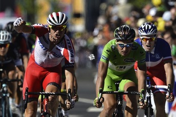 Kristoff celebra la victoria mientras Sagan se conforma con otro segundo puesto. (Jeff PACHOUD / AFP PHOTO)