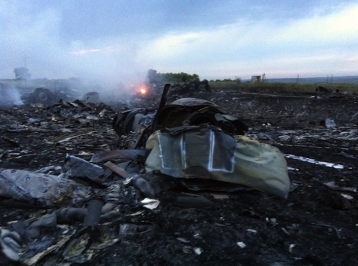 Restos del avión derribado en julio de 2014 en la región del Donbass. (Dominique FAGET/AFP PHOTO)