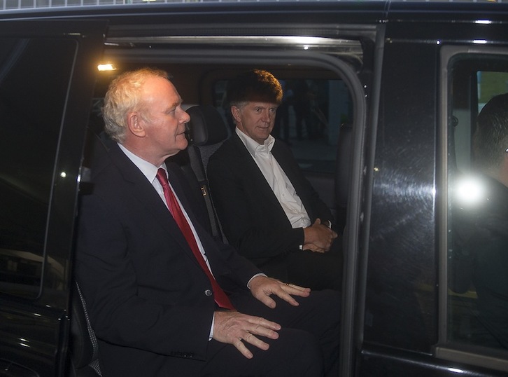 Martin McGuinness y Jonathan Powell, a su llegada a Loiu el martes por la noche. (Luis JAUREGIALTZO/ARGAZKI PRESS)