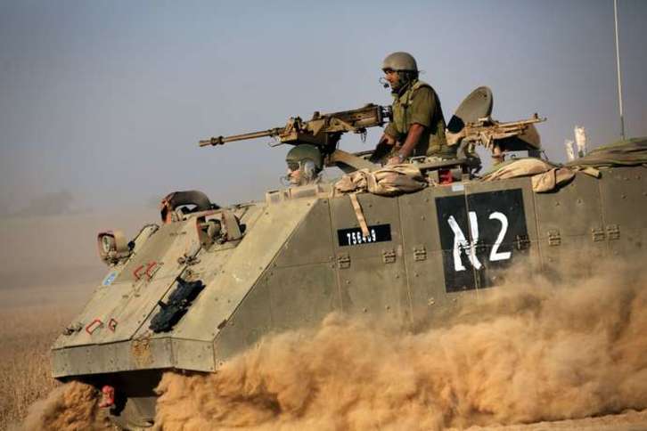 Un tanque israelí opera en la incursión terrestre contra Gaza. (Menahem KAHANA/AFP)