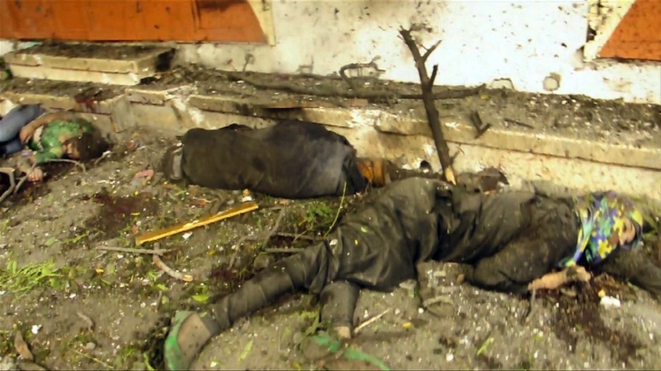 Los cuerpos de varias personas yacen en las calles de Shejaiya. (AFP)