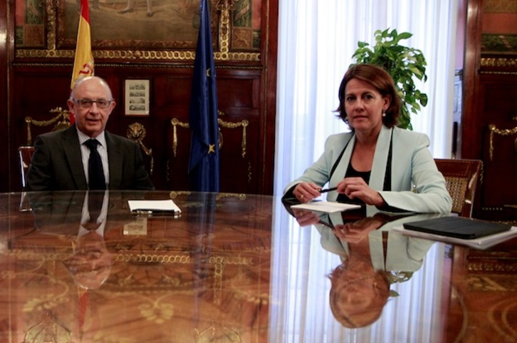 Cristóbal Montoro y Yolanda Barcian se han reunido este lunes en Madrid. (J. DANAE / ARGAZKI PRESS)
