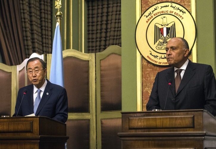 Ban Ki-moon (ONU) junto al ministro de Exteriores egipcio, Sameh Shukri. (Khaled DESOUKI / AFP PHOTO) 