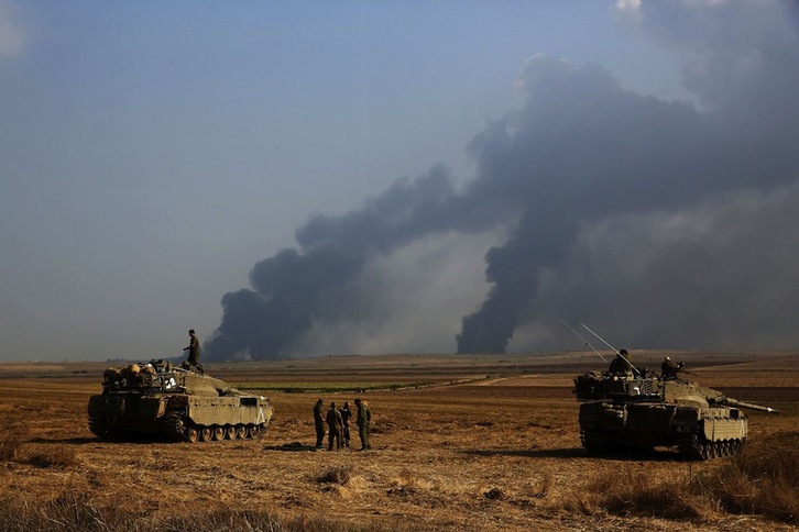 Soldados israelíes equipados con tanques en territorio gazatí. (Menahem KAHANA/AFP)