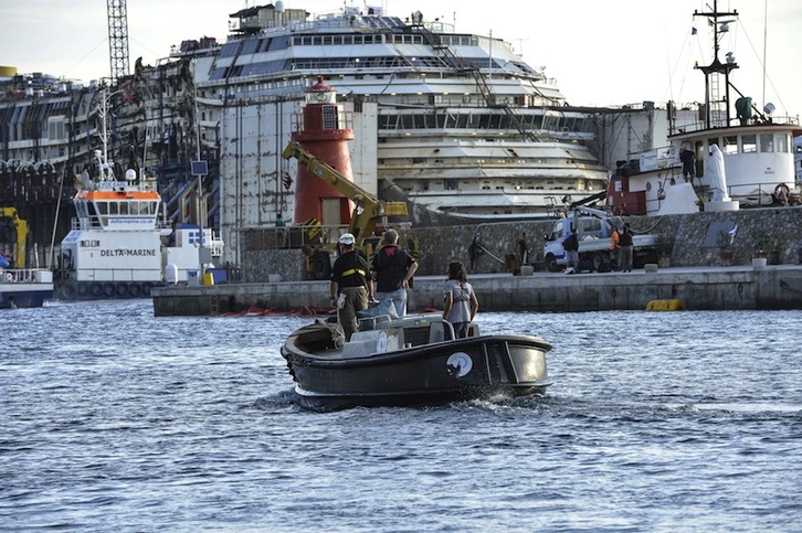 El Costa Concordia será trasladado a Génova para su desguace. (Andreas SOLARO/AFP)