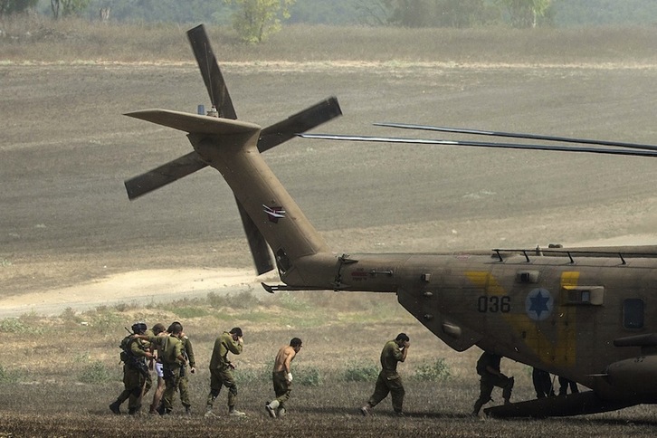 Soldados israelíes se disponen a embarcar en un helicóptero en Gaza. (Jack GUEZ/AFP)