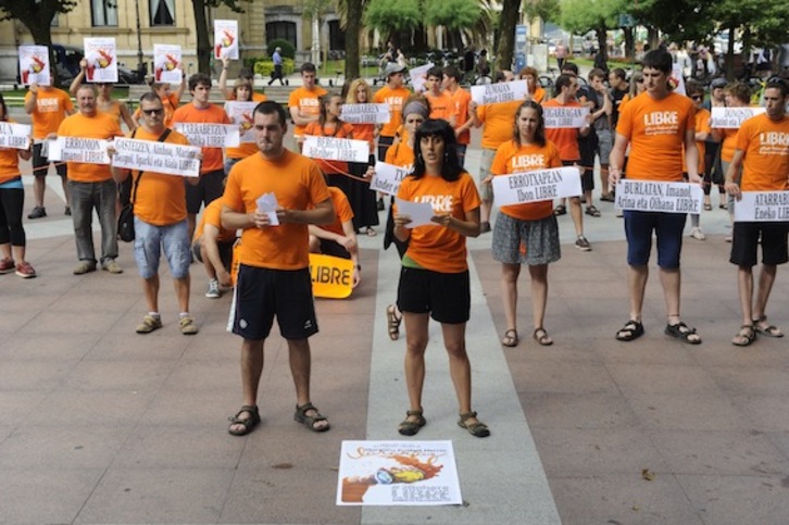 La comparecencia se ha llevado a cabo en un lugar simbólico como el Boulevard de Donostia. (Jon URBE/ARGAZKI PRESS).