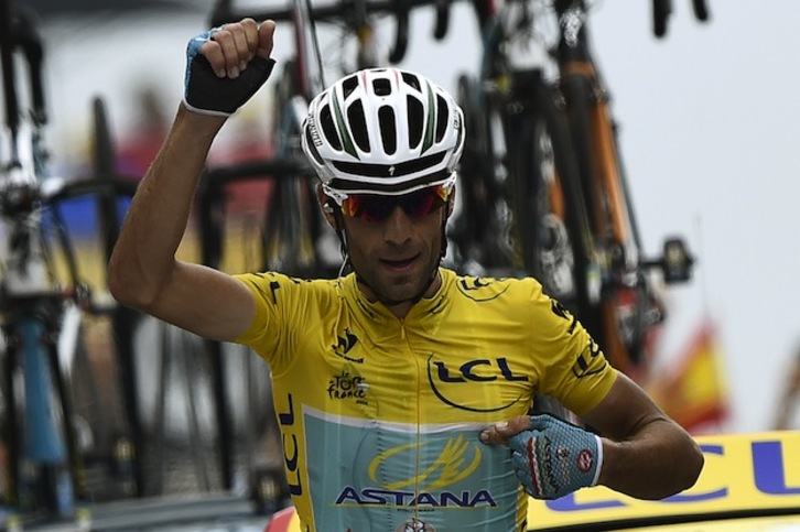 Nibali ha celebrado la victoria señalándose el maillot. (Eric FEFERBERG / AFP PHOTO) 
