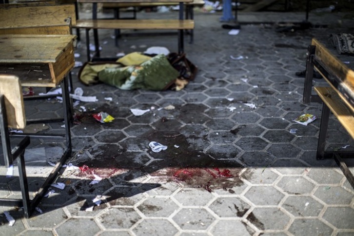 Sangre entre los pupitres de la escuela de la ONU en Beit Hanoun. (Marco LONGARI / AFP PHOTO)