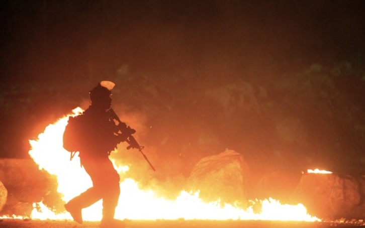 Un soldado israelí durante las protestas de esta pasada noche en Ramala. (Abbas MOMANI / AFP PHOTO)