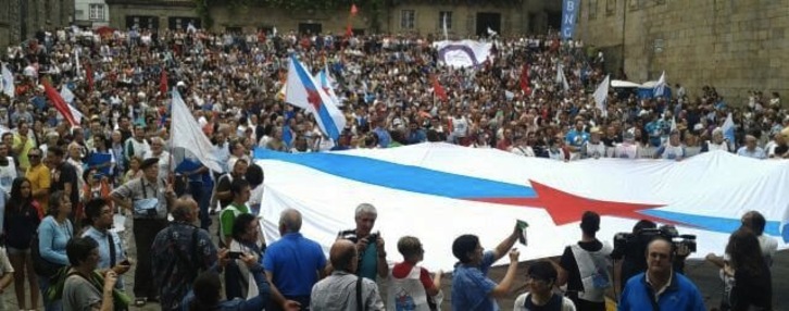 Imagen de la manifestación, con una gran bandera independentista. (@sermosgaliza)