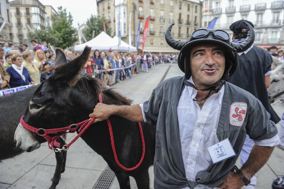 El exultante ganador de la carrera de burros. (Juanan RUIZ / ARGAZKI PRESS)
