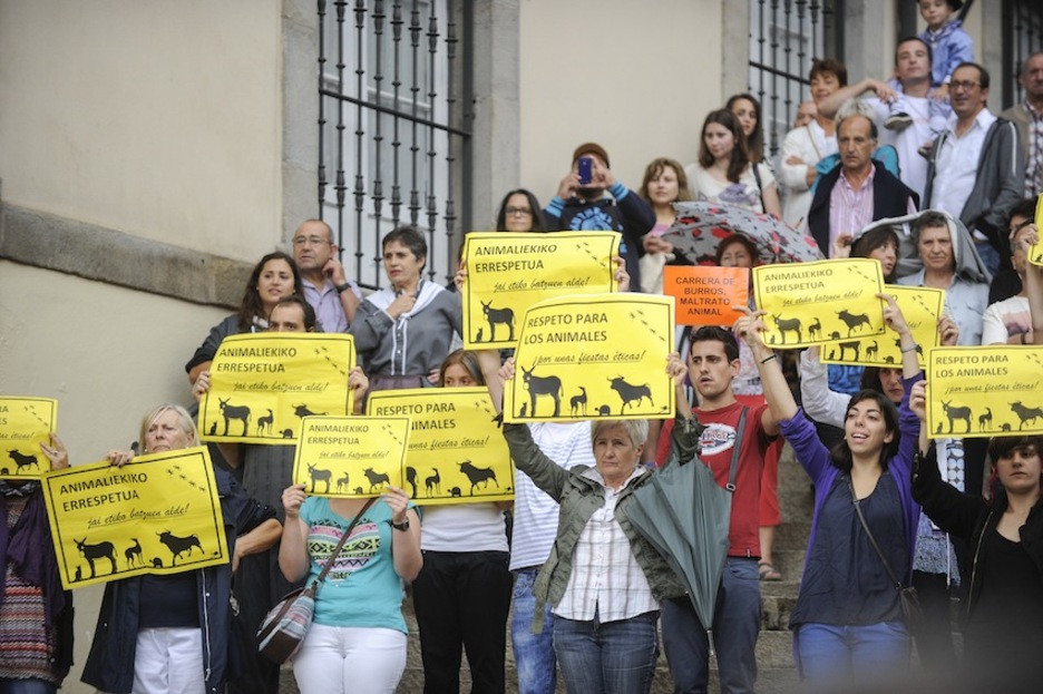 Los detractores de la carrera de burros han mostrado su protesta con carteles. (Juanan RUIZ / ARGAZKI PRESS)