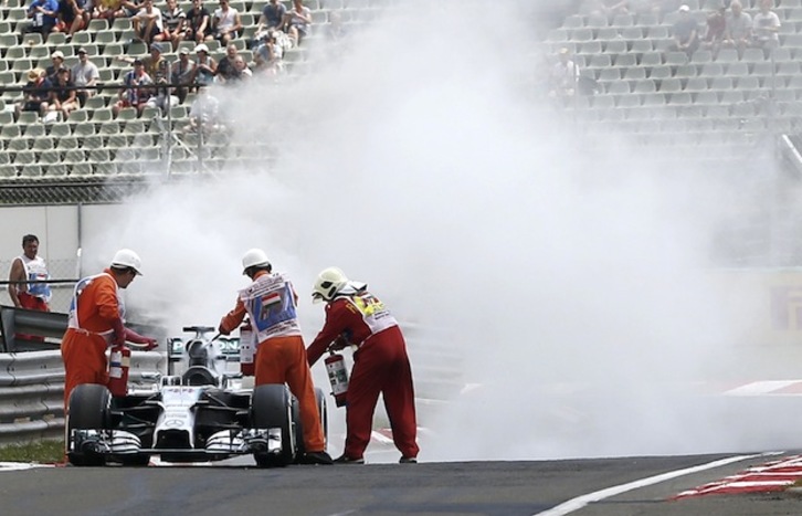 Hamilton ha quemado el motor de su Mercedes y saldrá desde la última fila. (Darko BANDIC / AFP PHOTO) 