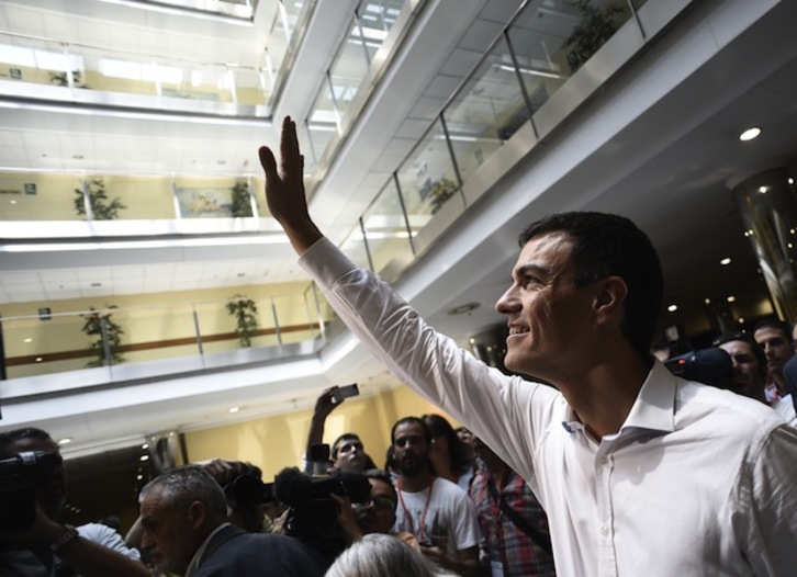 Pedro Sánchez saluda al inicio del Congreso del PSOE. (Pierre-Philippe MARCOU / AFP)