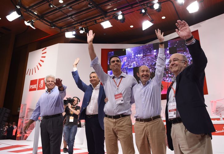 Sánchez arropado por sus predecesores en el cargo: González, Zapatero, Rubalcaba y Almunia. (Pierre Philippe MARCOU / AFP)