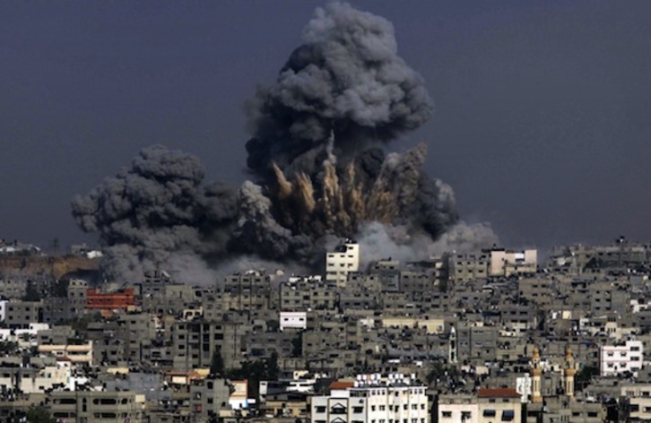Una densa columna de humo tras un ataque israelí contra Gaza. (Ashraf AMRA/AFP PHOTO)
