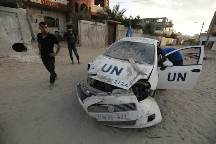 Un coche de la ONU dañado en un ataque israelí. (Mohammed ABE / AFP)