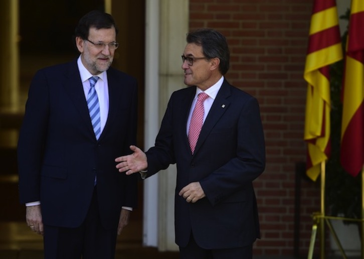 Los presidentes español y catalán, Mariano Rajoy y Artur Mas, en una visita de este último a la Moncloa. (Pierre-Philippe MARCOU/AFP)