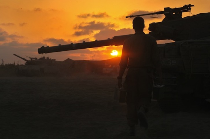 Un soldado camina junto a un tanque del Ejército israelí. (Jack GUEZ/AFP PHOTO)
