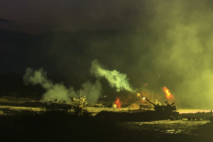 Tanques israelíes disparan contra objetivos en Gaza. (Jack GUEZ/AFP) 