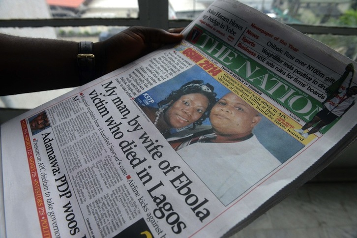 Ebolari buruzko informazioa, Nigeriako egunkari batean. (Pius UTOMI EKPEI/AFP) 