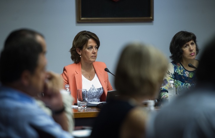 Yolanda Barcina, durante su comparecencia en el Parlamento. (Jagoba MANTEROLA/ARGAZKI PRESS) 
